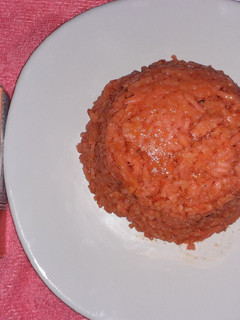 Una foto de Arroz rojo al achiote