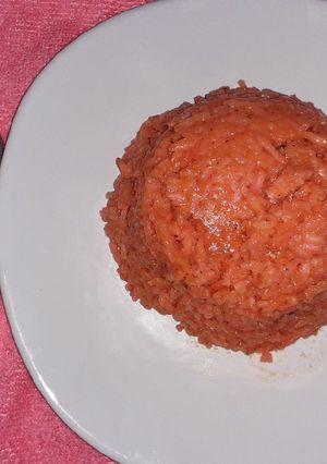 Una foto de Arroz rojo al achiote