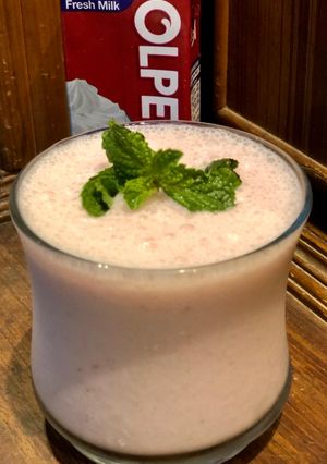 A picture of Strawberry cream Shake.