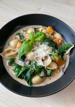 Hình của món Creamy pasta with veggies.