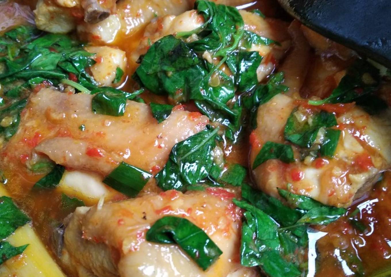 Ayam rica-rica daun kemangi