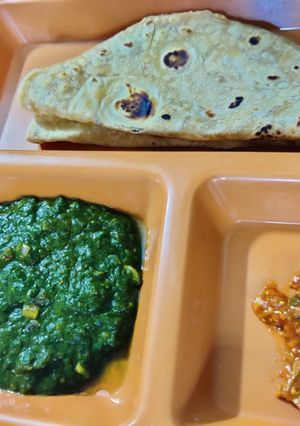 પાલક લહસુણી (Palak Lahsuni Recipe In Gujarati) રેસીપી મુખ્ય ફોટો