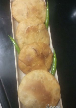A picture of Aloo pyaz kachori.