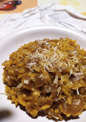 Una foto de Risotto integral FÁCIL con cebollas caramelizadas. 🍚❣️