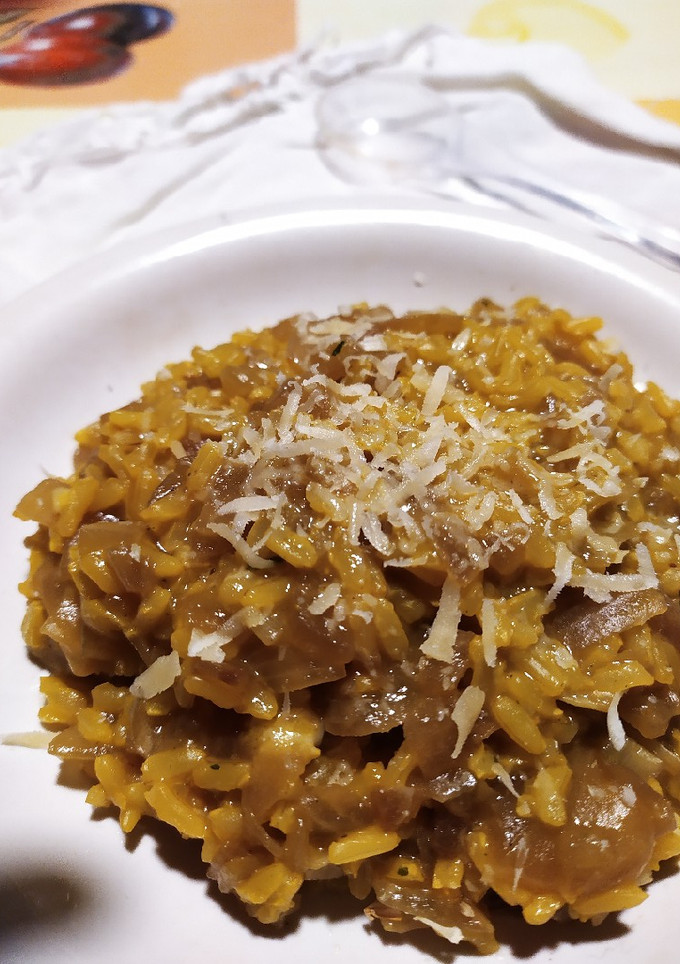 Una foto de Risotto integral FÁCIL con cebollas caramelizadas. 🍚❣️