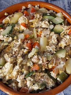 Una foto de Revuelto de tortilla de patatas, atún y verdura
