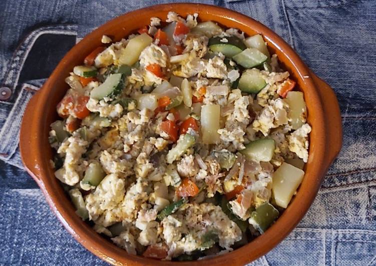 Revuelto de tortilla de patatas, atún y verdura