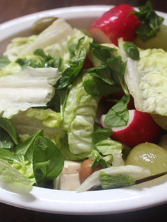 Una foto de Ensalada de rábanos y uvas
