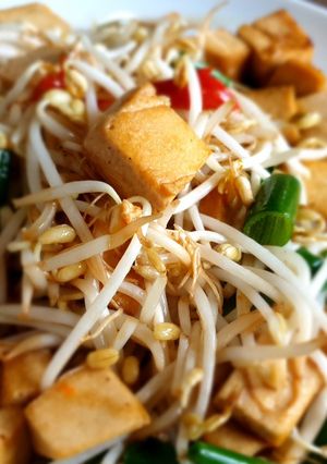 รูปของ ผัดถั่วงอกใส่เต้าหู้ Thai Stir-Fried Tofu with bean sprouts (vegan)