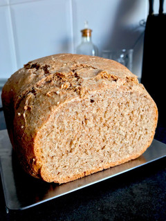 Una foto de Pan de espelta en panificadora con sésamo