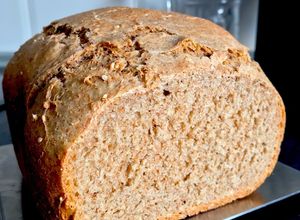 Una foto de Pan de espelta en panificadora con sésamo