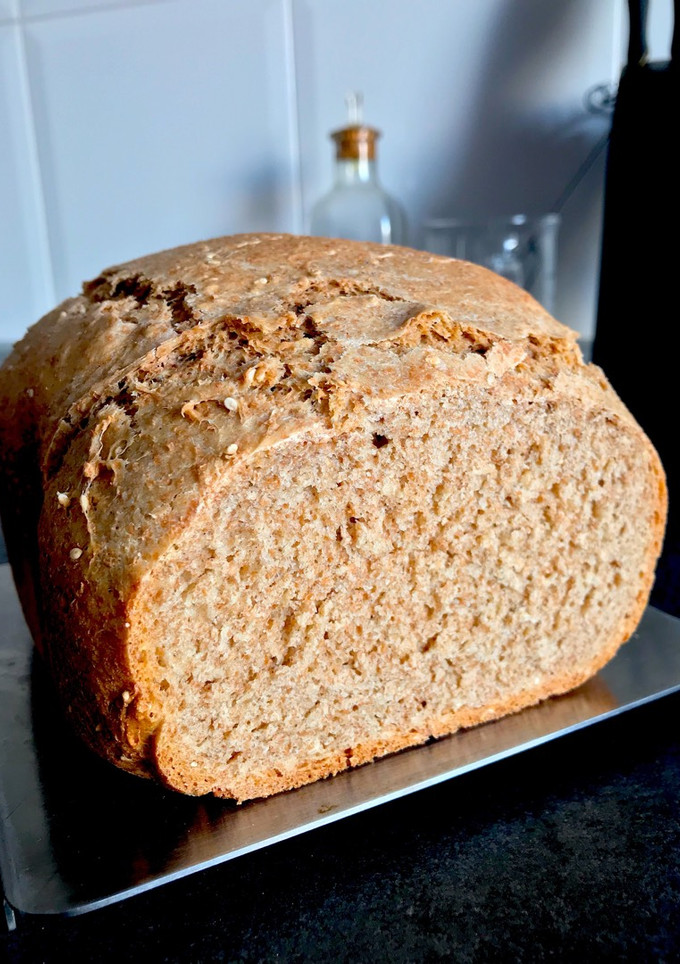 Una foto de Pan de espelta en panificadora con sésamo