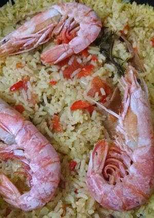 Una foto de Arroz con calamar y langostinos