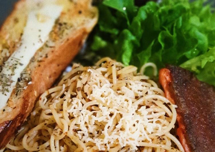 Cara Menyiapkan Spaghettini Aglio e Olio with Pan Seared Salmon &amp; Garlic Bread Anti Gagal!