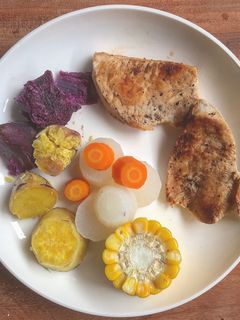 Hình của món Eat clean Gà nướng & rau củ hấp.
