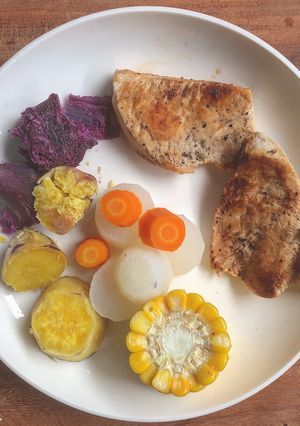 Hình của món Eat clean Gà nướng & rau củ hấp.