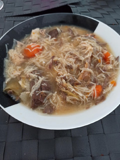 Una foto de Caldo de Pollo casero con fideos