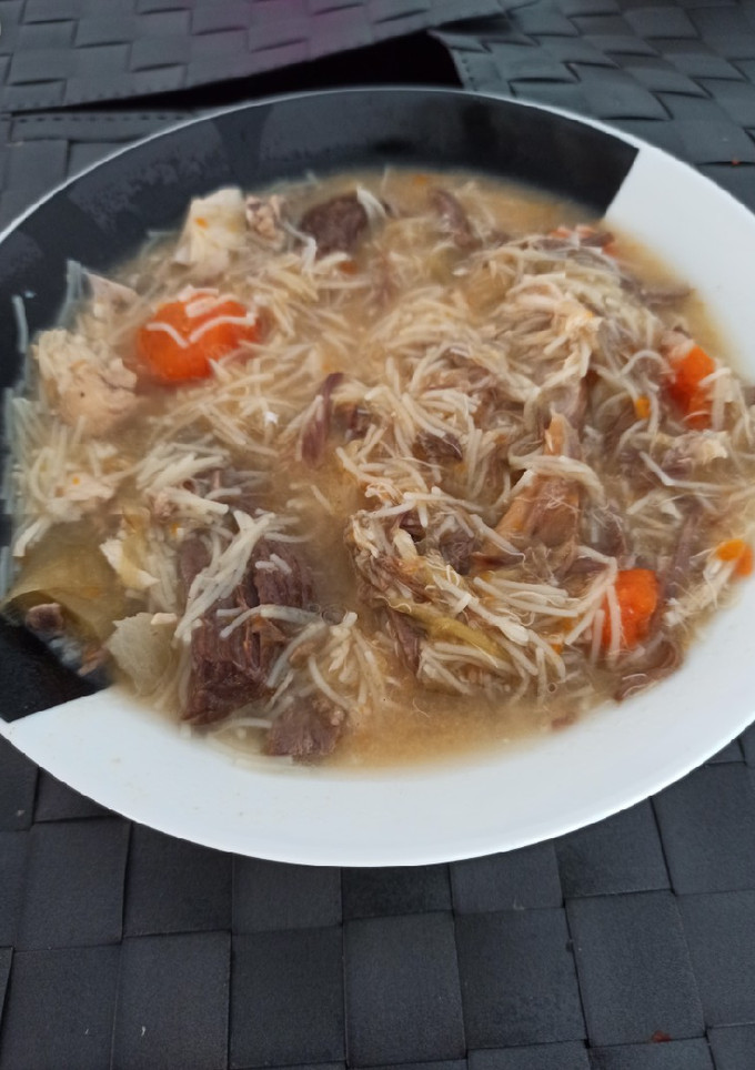 Una foto de Caldo de Pollo casero con fideos