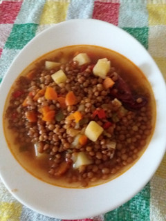 Una foto de Lentejas simplemente con verduras