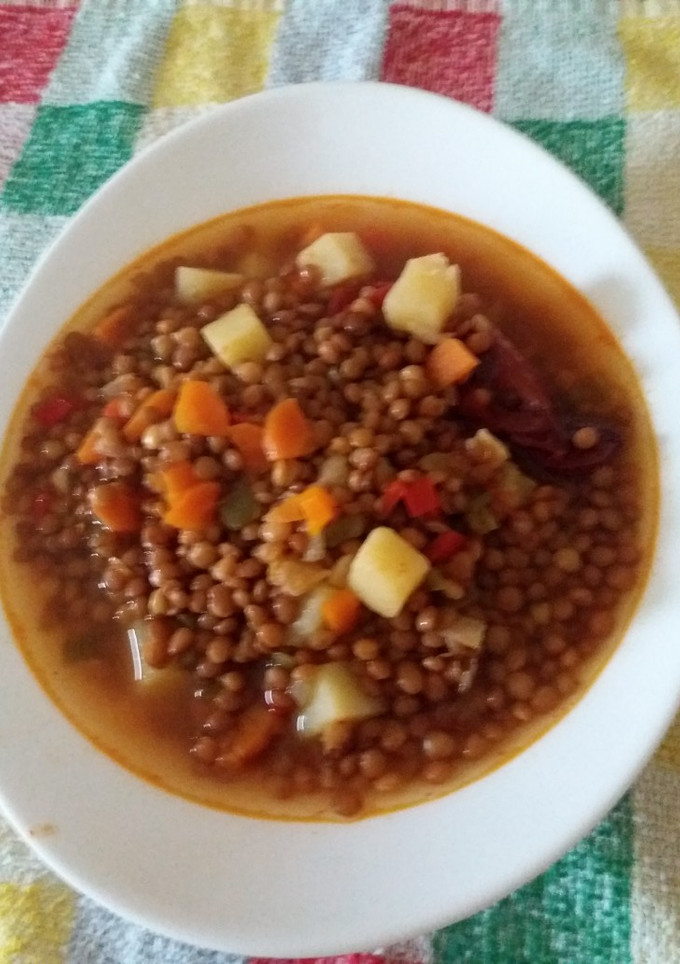 Una foto de Lentejas simplemente con verduras