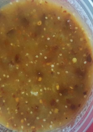 Una foto de Salsa de tomatillos y chiles de árbol