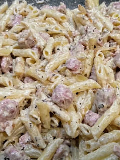 Una foto de 💜 Pasta con queso crema y salchichas frescas s/lactosa