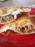 Empanada de mechada, cebolla caramelizada y queso azul