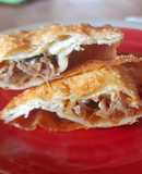 Empanada de mechada, cebolla caramelizada y queso azul