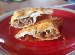 Una foto de Empanada de mechada, cebolla caramelizada y queso azul