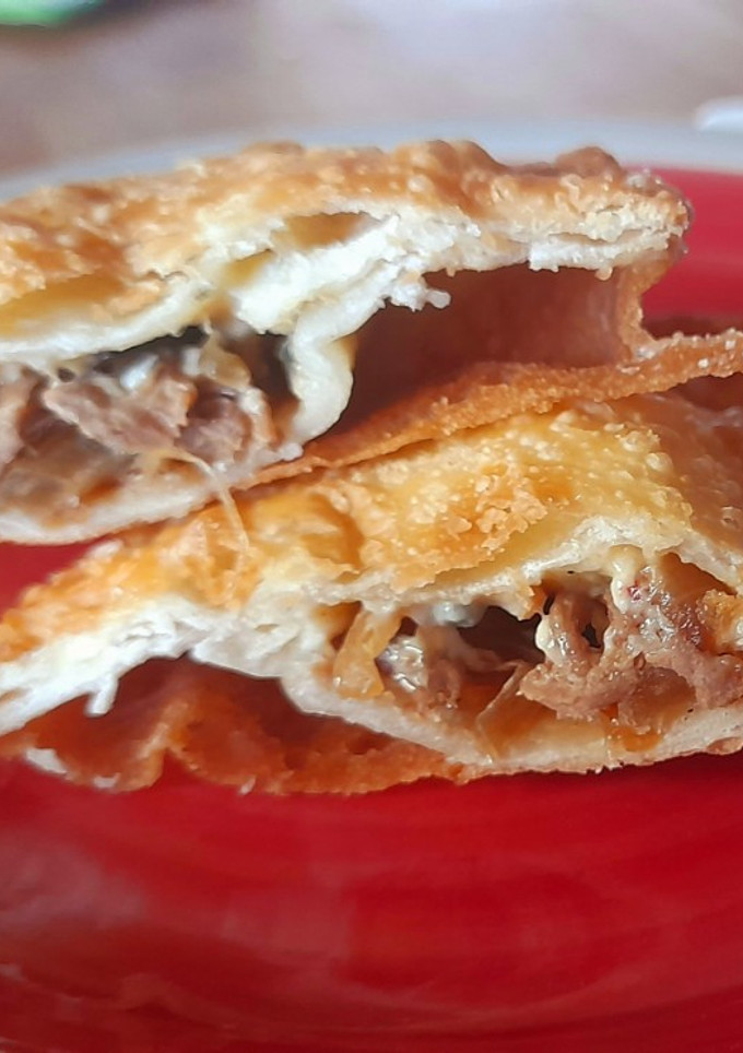 Una foto de Empanada de mechada, cebolla caramelizada y queso azul