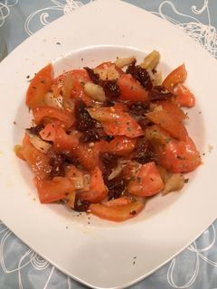 Una foto de Tomate trinchado con ventresca y tomate seco