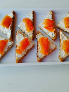 Una foto de Triangulos integrales con salmon y queso stracchino