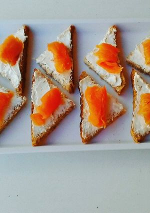 Una foto de Triangulos integrales con salmon y queso stracchino