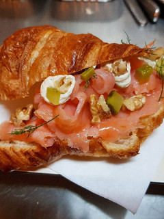 Una foto de Croissant de Salmón ahumado, queso, nueces y pepinillos 🔥🔥🔥