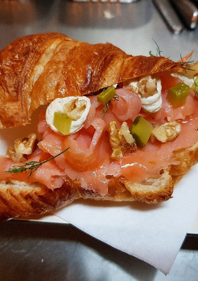 Una foto de Croissant de Salmón ahumado, queso, nueces y pepinillos 🔥🔥🔥