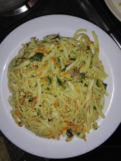 Una foto de Fideos con huevo y verduras