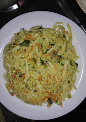 Una foto de Fideos con huevo y verduras