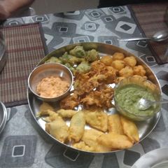 A picture of Different types pakoda.
