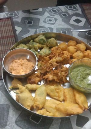 A picture of Different types pakoda.
