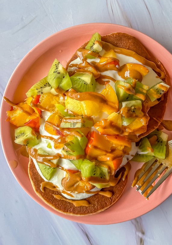 Una foto de Tortitas esponjosas y sin gluten con yogur y fruta
