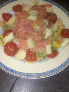Una foto de Ensalada de pasta con salmón ahumado