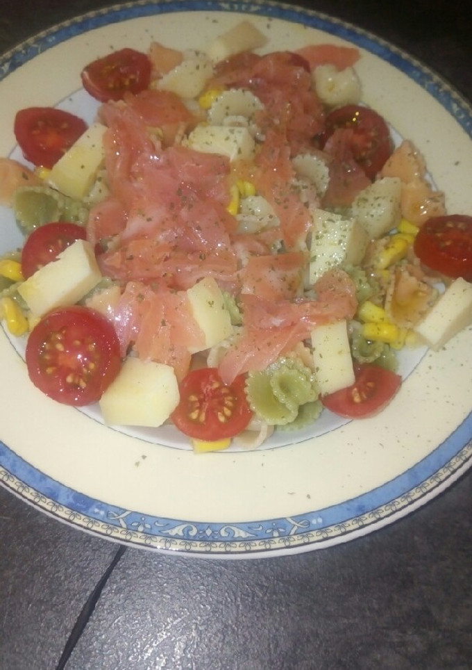 Una foto de Ensalada de pasta con salmón ahumado