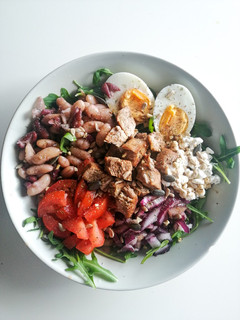 Una foto de Ensalada de rúcula y alubias