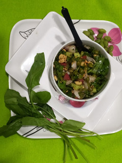 A picture of Hara choliya palak salad.