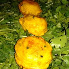 A picture of Gujrati style Batata vada.