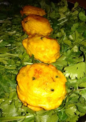 A picture of Gujrati style Batata vada.