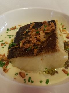 Una foto de Lomo de bacalao con puré de patata