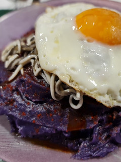 Una foto de Vitelotte con gulillas al pimentón de La Vera