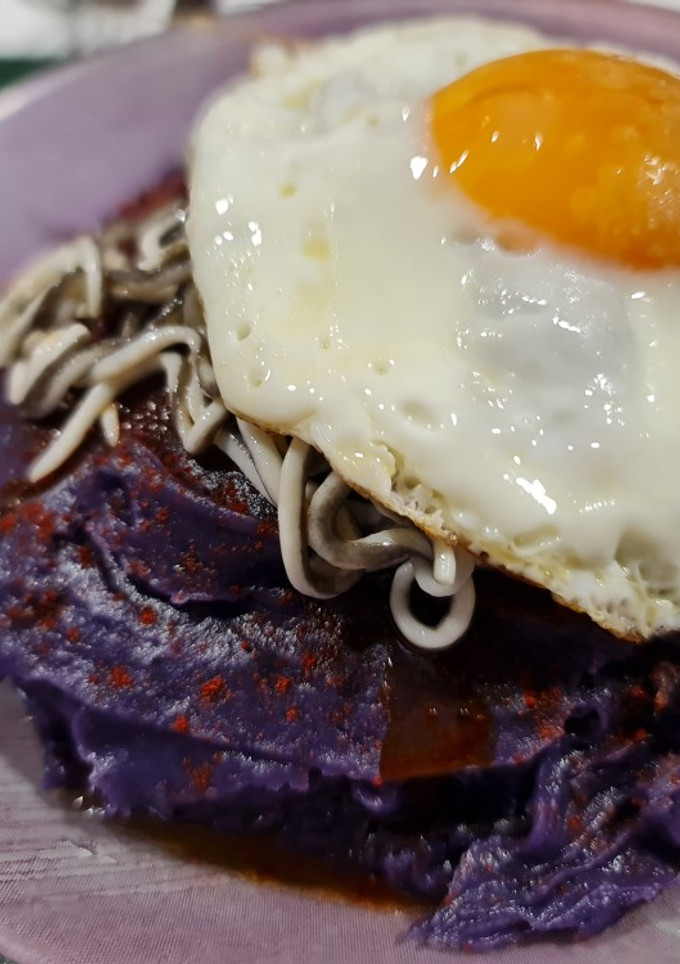 Una foto de Vitelotte con gulillas al pimentón de La Vera