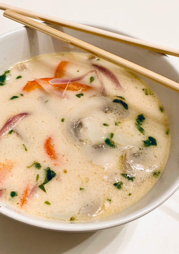 Una foto de Sopa thai vegana con leche de coco